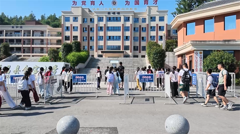 平昌县金宝小学首届初一新生入校