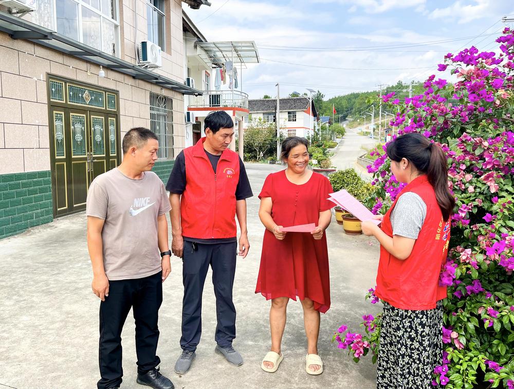 &nbsp; &nbsp; &nbsp; &nbsp; &nbsp; &nbsp; &nbsp; &nbsp; &nbsp; &nbsp; &nbsp; &nbsp; 红白理事会成员和志愿者走进村民家中,宣讲红白事操办新规定