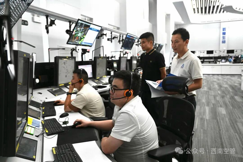 贵州空管分局管制员在区域扇区模块化灵活组合模式下指挥 &nbsp;艾蒇玺摄