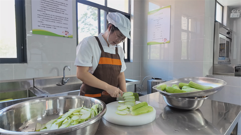 “爱心妈妈”魏晓梅准备午餐