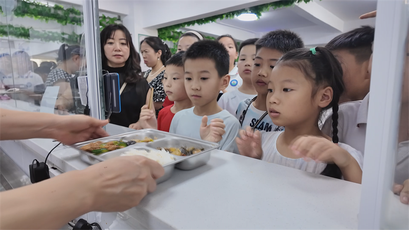 平昌二小学生在食堂打饭