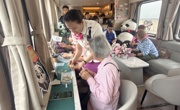 这趟“熊猫专列”上 旅客一针一线缝祝福