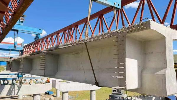 川红高速迎来关键性建设节点 全线首梁成功架设