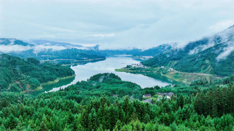 瓦屋山雅女湖