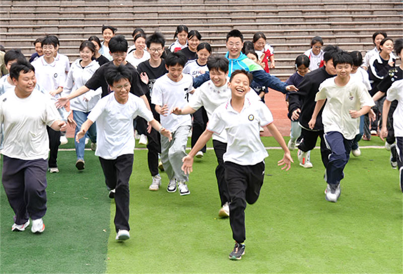 信义小学学生下课奔赴操场
