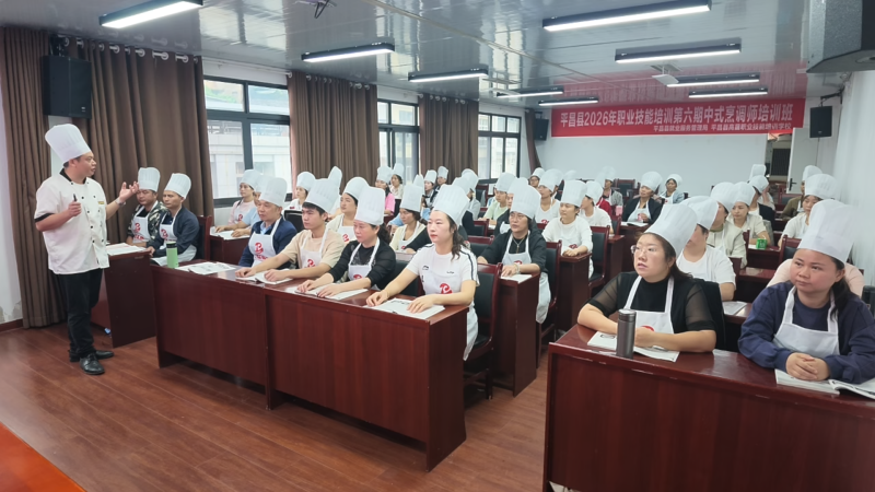 老师向学员讲解川菜理论知识