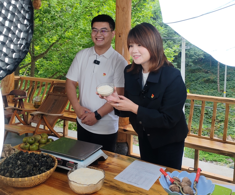助农直播团走进水磨沟镇进行直播