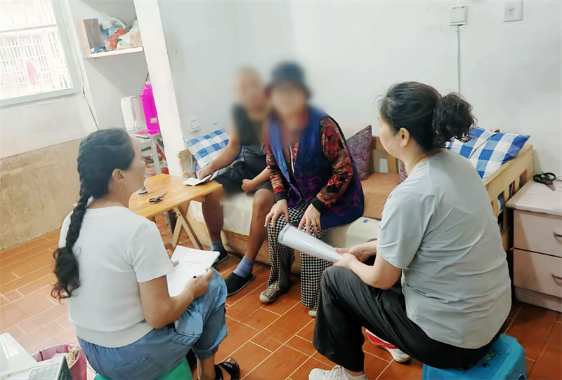 社区工作人员入户为困难群众讲解救助政策