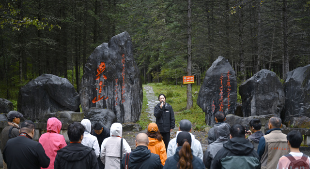 重走夹金山小道 这里是红军长征翻越雪山的起点