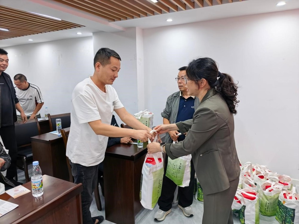 现场发放暖“新”礼包