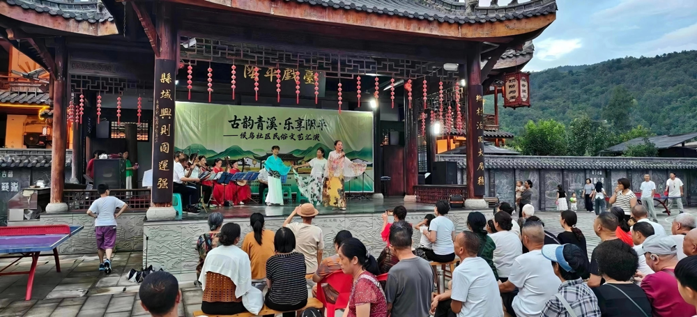 2026年8月11日，候鸟人才演绎民俗文艺节目，繁荣社区文化，增进候鸟邻里情谊