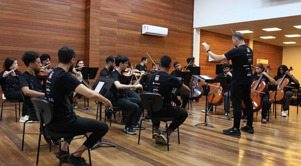 在巴西里约热内卢分会场，巴西马累青少年交响乐团演绎《纸灯笼》《灯火里的中国》