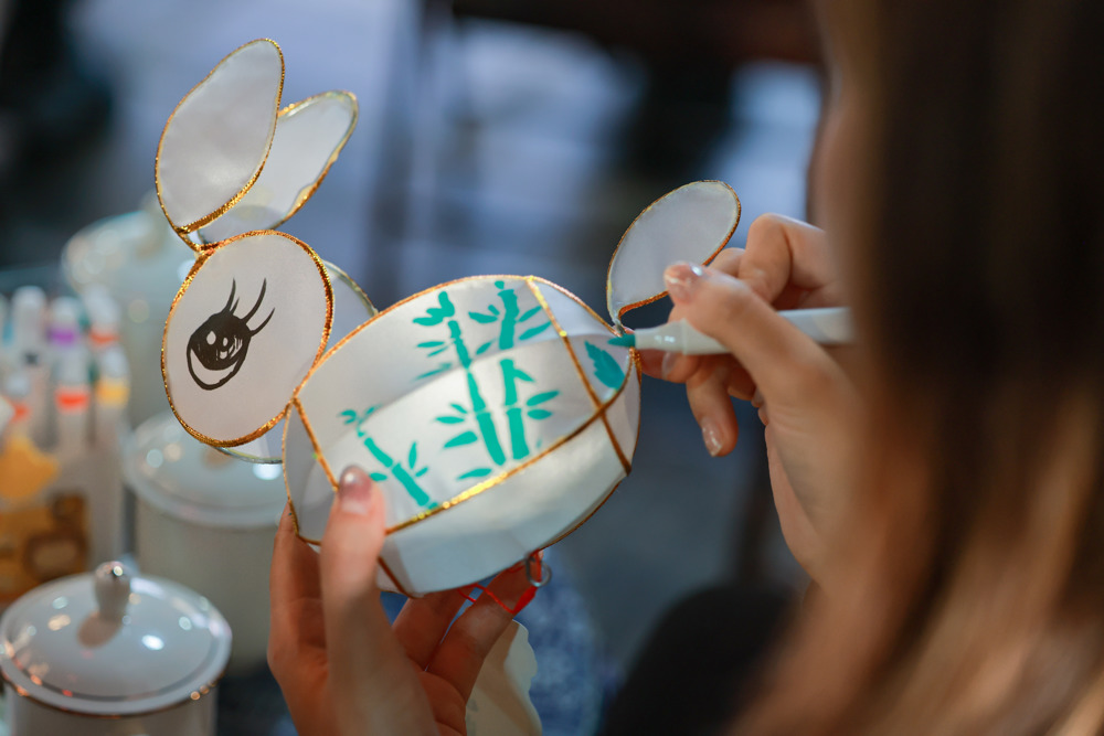 在中国自贡主会场，现场观众参与自贡兔子灯手绘