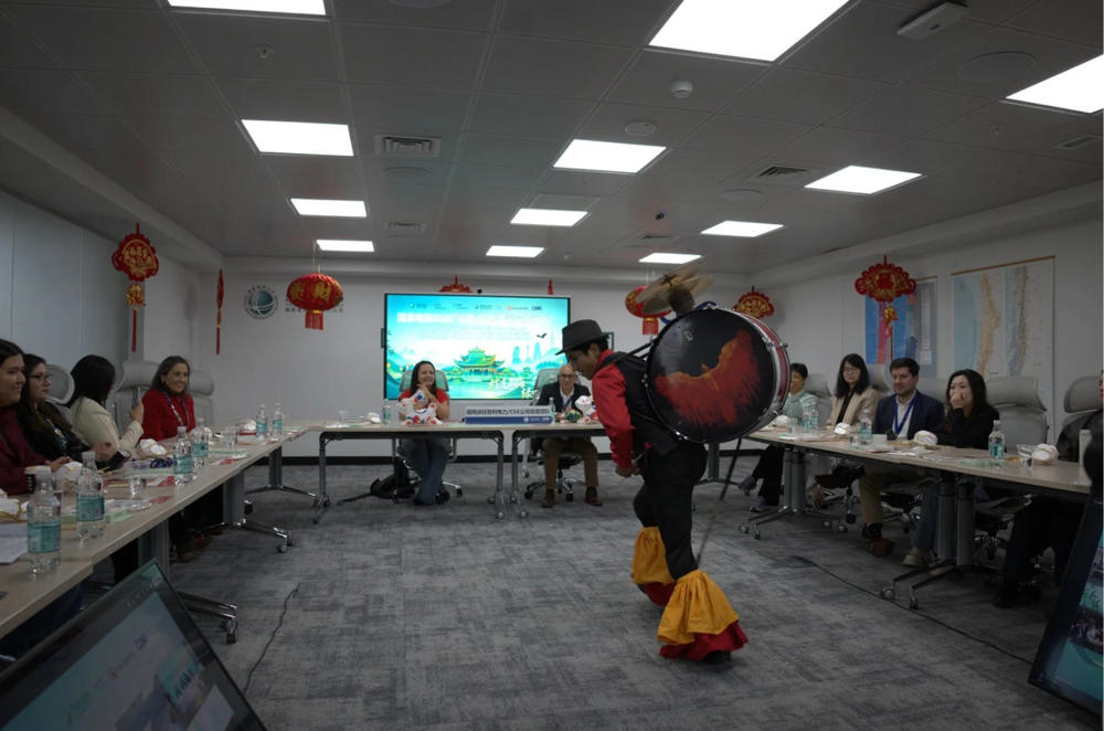 在智利圣地亚哥分会场，一人乐团表演者一人同时完成节奏、旋律与舞蹈