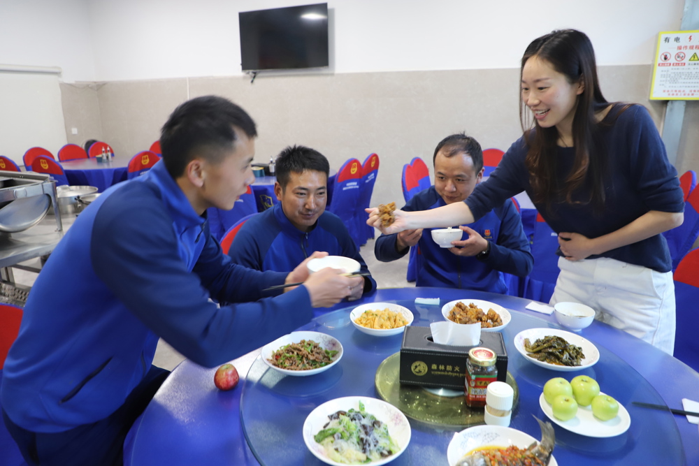 中秋节前夕，在西藏左贡，吴瀚的妻子在食堂为战友们分菜。(刘星文）