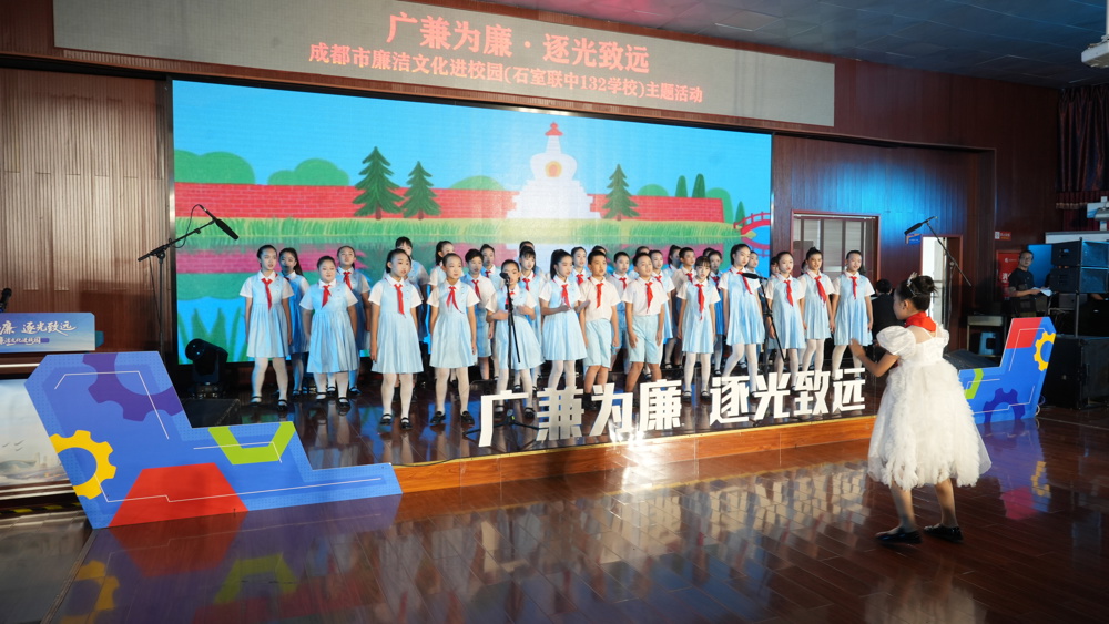 全体师生一同唱响《让我们荡起双桨》