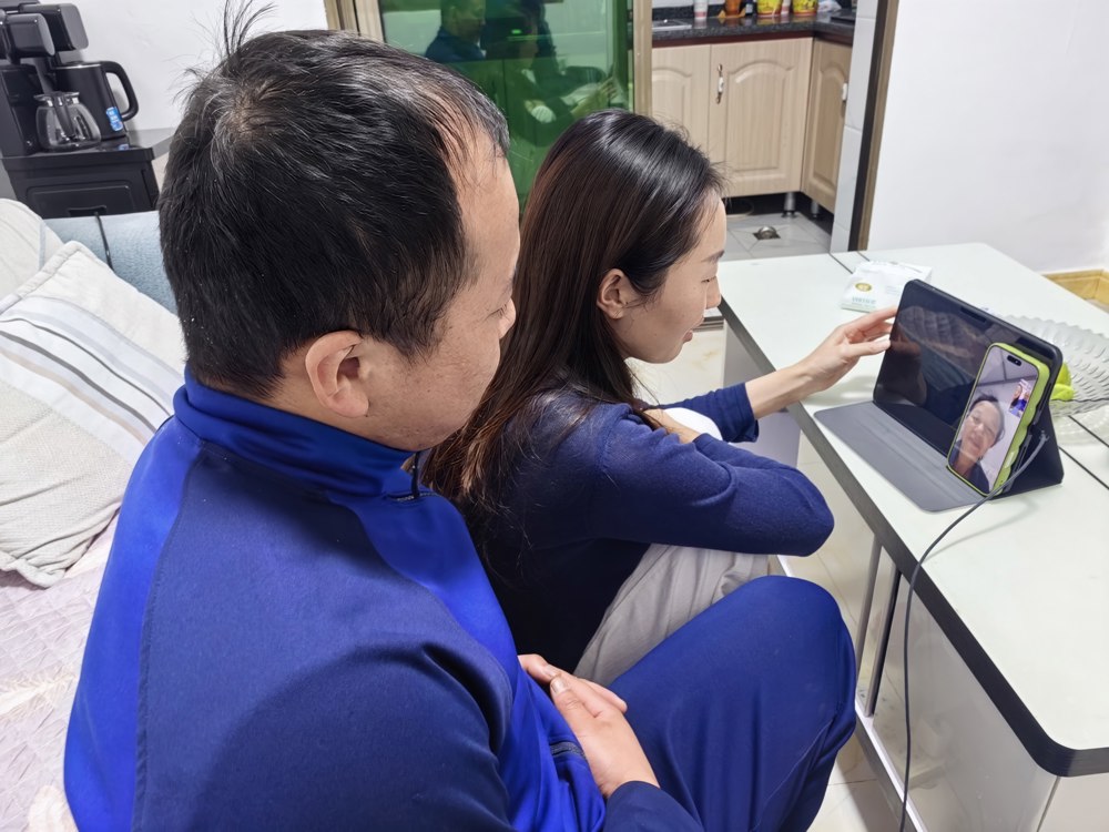 中秋节前夕，在西藏左贡，吴瀚与妻子在家属院与贵州老家的父母视频连线，互道平安。(刘星文）