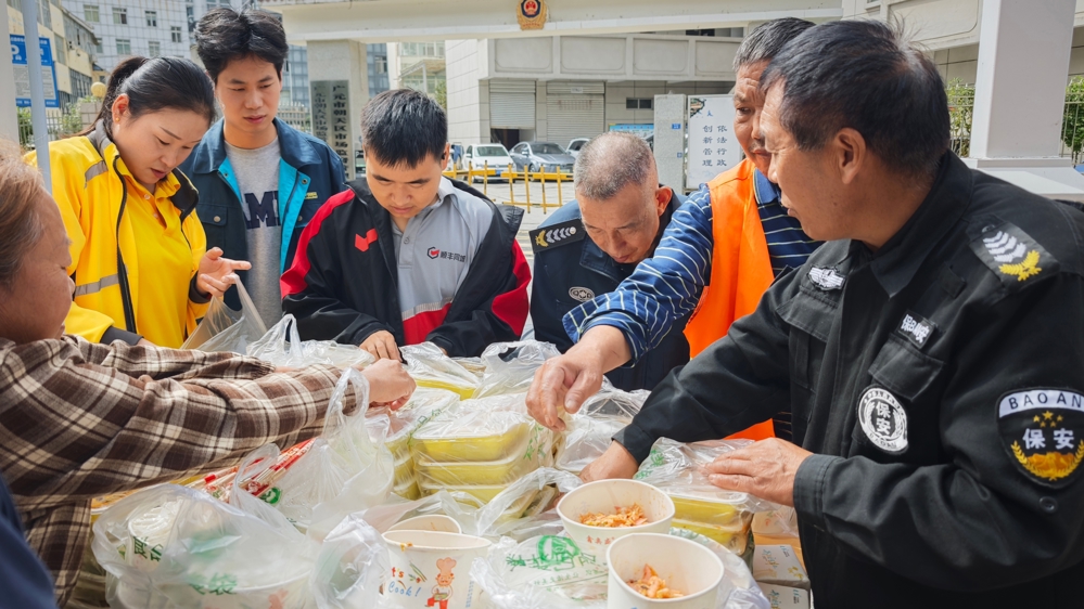 新就业群体领取暖心午餐 李孛孛（摄）