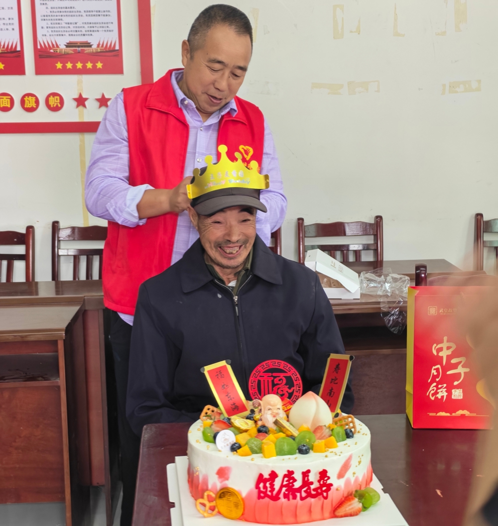 志愿者陪老人过生日