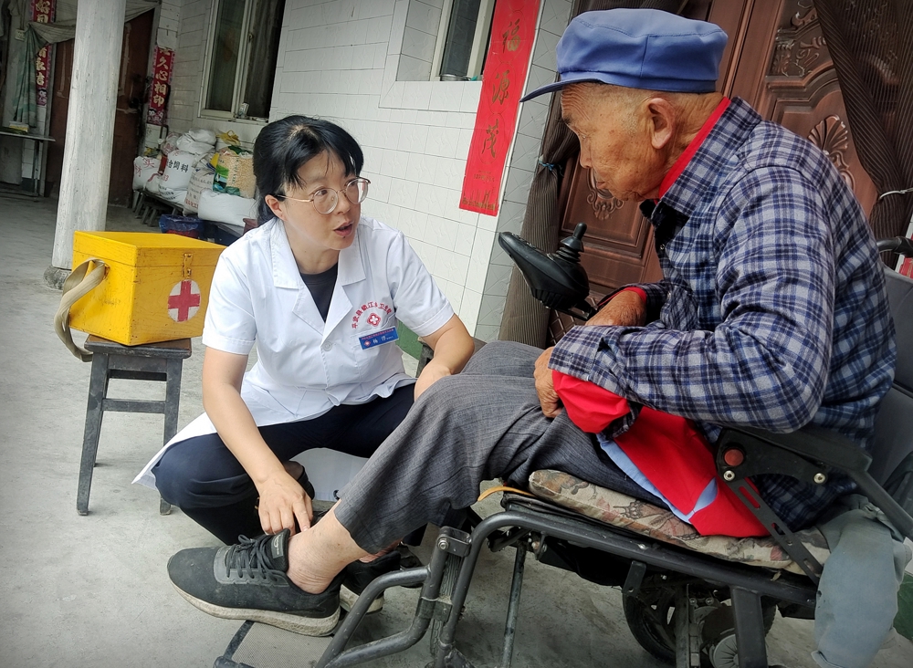 杨洋上门为村民诊疗