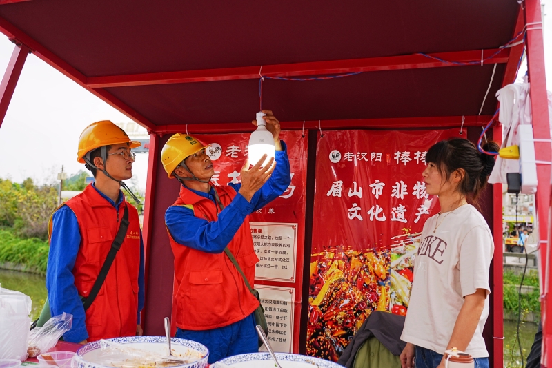 10月2日，国家电网四川电力（眉山青神）连心桥共产党员服务队队员在中国桨板精英联赛现场开展保电特巡（敖洋&nbsp;摄）