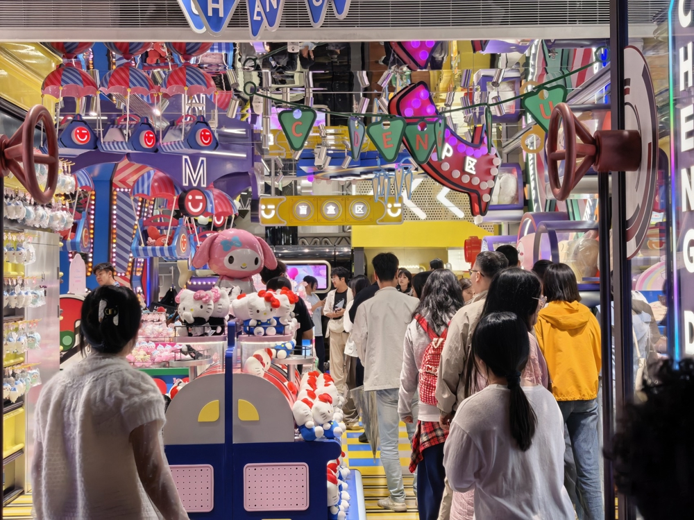 在成都一家文创店内，消费者在休闲购物。