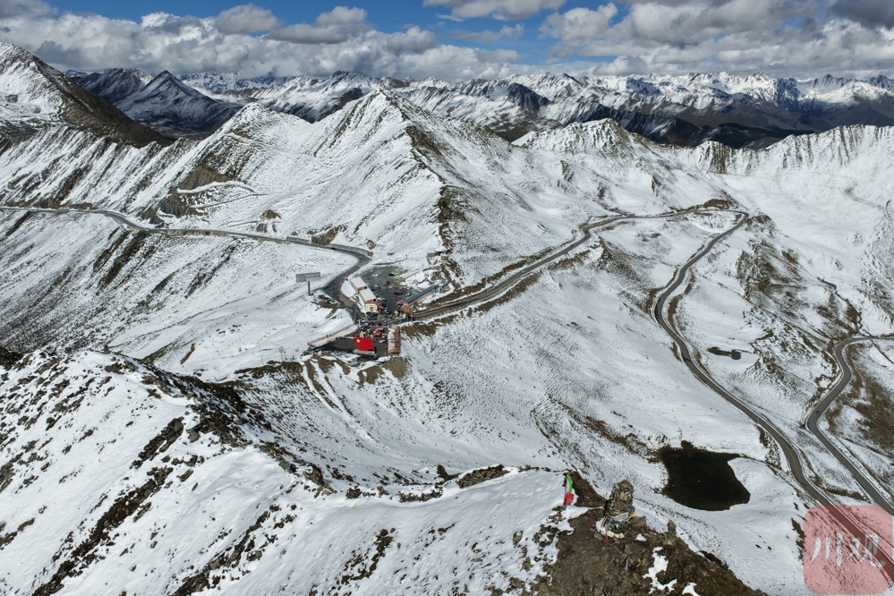 10月7日，海拔4114米的夹金山垭口被白雪覆盖，连绵山体披上白色外衣。