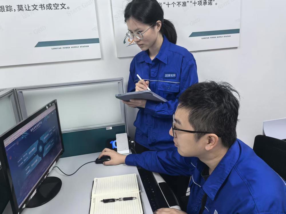 电力工人在后台数智保电管控平台工作