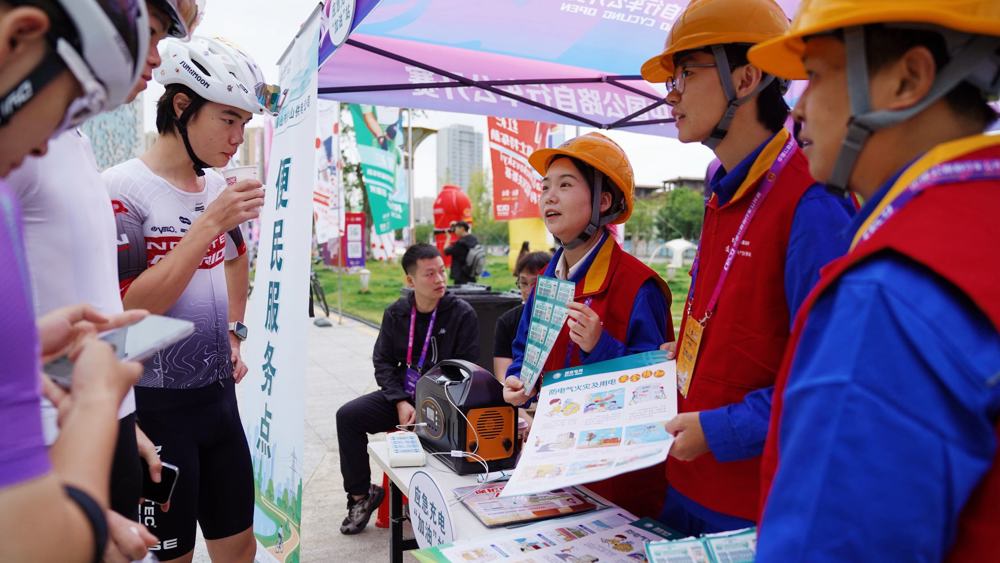服务队在赛事现场搭建便民服务点（陈柯源 摄）