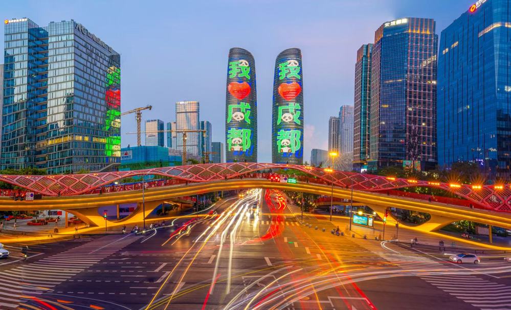 近年来，成渝地区双城经济圈不断提升发展能级，对电力供应提出更高要求。图为成都市交子公园商圈夜景。 安伟 摄