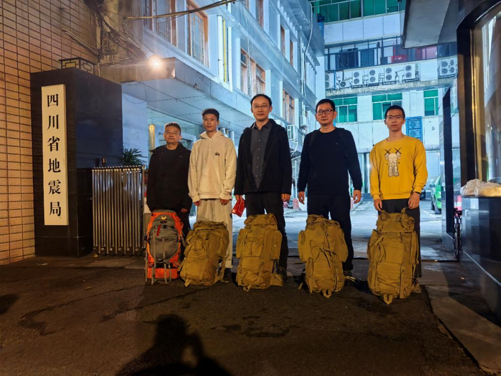 10月23日凌晨 工作队在四川省地震局集结（另有2人先后自蓉外出发前往拉萨）