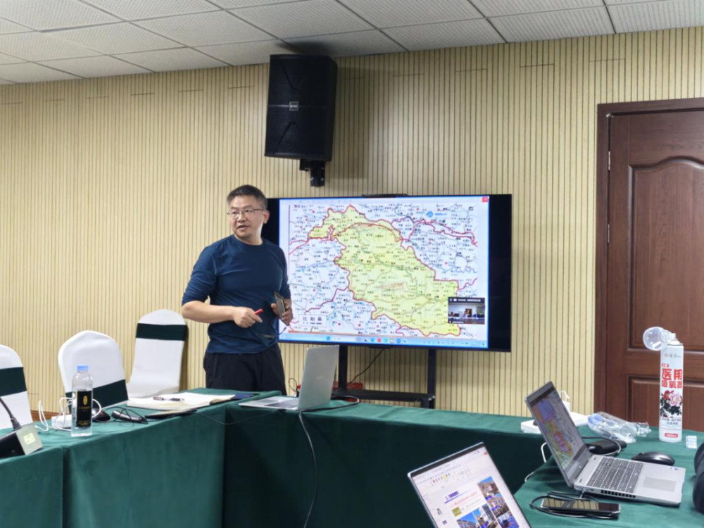 范开红在巴青县指挥部牵头烈度图绘制工作