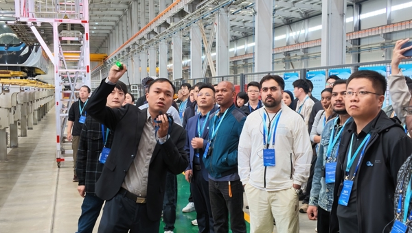 一场跨越国界的技术对话：中外工程师探秘磁浮与智轨发展之道